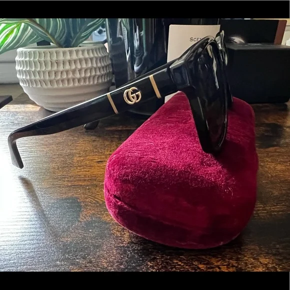 Barely worn black Gucci sunglasses with original case and cloth - Picture 2 of 5